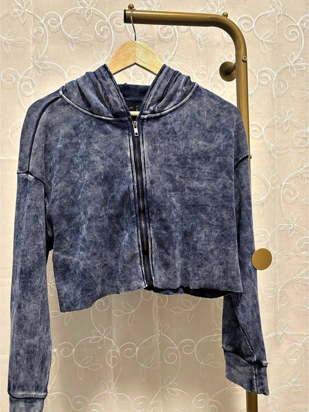 Urban Outfitters Cropped Zip Up in Blue Size Small